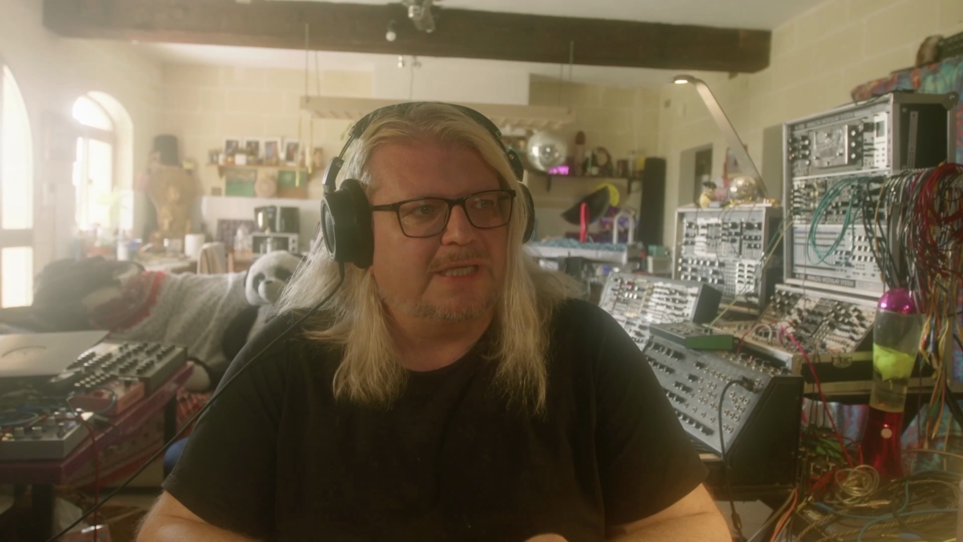 Robert Babicz vor seinem Modularsystem im Studio