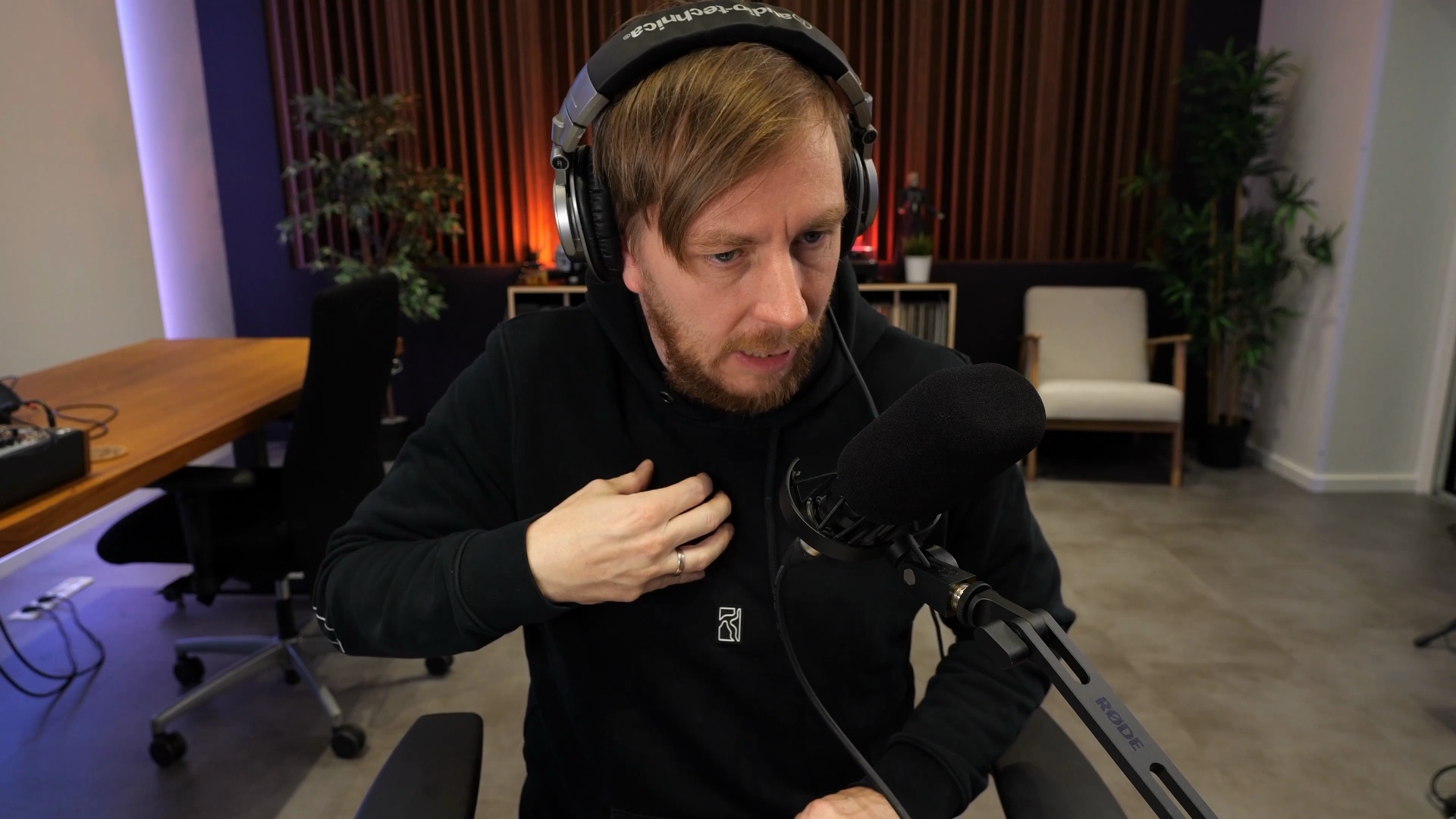 Björn Torwellen im SINEE Studio bei der Aufnahme von SINEE Cast #13
