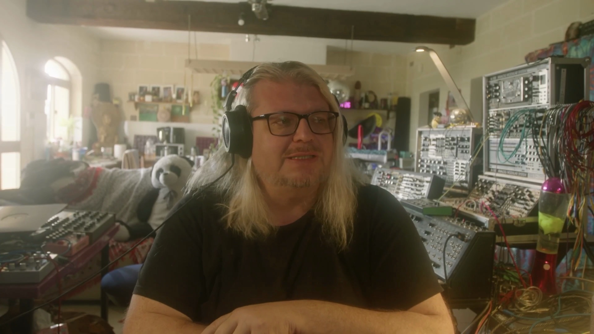 Robert Babicz in seinem Studio, zugeschaltet zu SINEE Cast #13